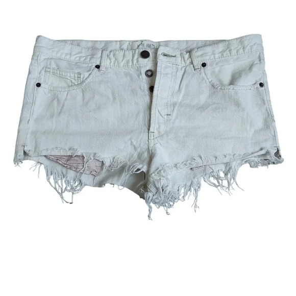 Free People - Loving Good Vibrations Cut Off Shorts in White - Picture 6 of 7